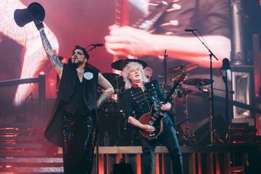 Adam Lambert et Brian May sur la scène de l&#039;Accor Arena. 