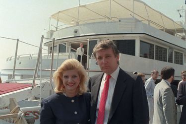 Donald et Ivana Trump en 1988, devant le yacht The Trump Princess.