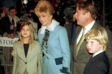 Ivana Trump, Ivanka, Eric, et Riccardo Mazzucchelli, ex-mari d'Ivana en octobre 1993.