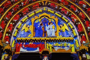 Le portail nord de la cathédrale de Chartres illuminé