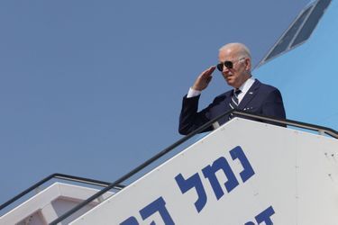 Joe Biden est à l'aéroport de Tel-Aviv, en Israël, pour se rendre en Arabie saoudite, le 15 juillet 2022.
