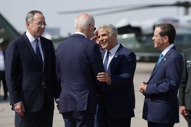 Joe Biden et le Premier ministre israélien, Yair Lapid, à l'aéroport de Tel-Aviv (Israël), le 15 juillet 2022.