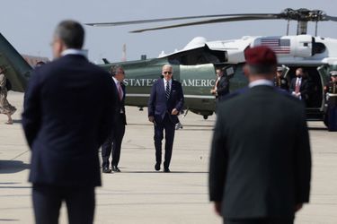 Joe Biden est à l'aéroport de Tel-Aviv, en Israël, pour se rendre en Arabie saoudite, le 15 juillet 2022.