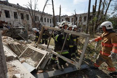 Les images publiées par le service ukrainien des Situations d'urgence montraient des dizaines de carcasses de voitures calcinées et un immeuble d'une dizaine d'étages ravagé par l'explosion et l'incendie ayant suivi.