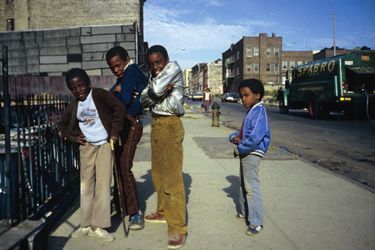 «Boyz to Men, Palmetto Street, Bushwick, Brooklyn», 1982. (Série «Bushwick»). 