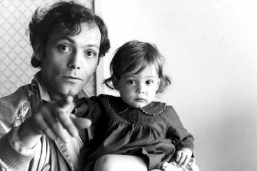 Le comédien avec sa fille Lola, à Biarritz, le 11 juin 1981. La naissance de Lola en 1979 l’avait stabilisé. Il refusait de s’en séparer, l’emmenant avec lui lorsqu’il tournait, y compris à l’étranger. Alors qu’elle n’était encore qu’un bébé, il affirmait: «On a des choses à se dire tous les deux. »
