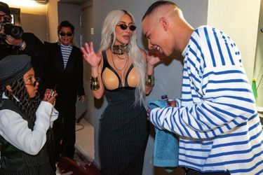 Olivier Rousteing réinvente pour Kim Kardashian la robe iconique portée par Madonna en 1990.