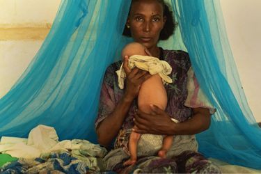 Cette mère s’accroche à l’espoir: à 2 mois, son bébé de 2,5 kilos reprend peu à peu du poids. Dans le dispensaire de Yechillay, au Tigré, le 28 mai. 