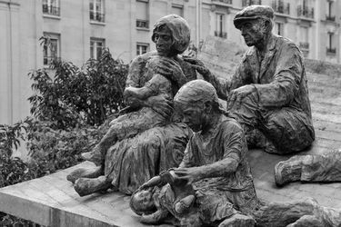 Monument commémoratif de la Rafle du Vél d'Hiv représentant des civils innocents, Place des Martyrs juifs du Vélodrome d'Hiver, réalisé par le sculpteur Walter Spitzer, le 10 décembre 2011, Paris, France. 
