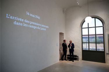 Emmanuel Macron inaugure un nouveau lieu de mémoire dans l'ancienne gare de Pithiviers, d'où sont partis huit convois pour Auschwitz-Birkenau.