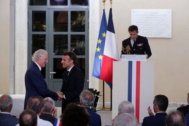 Avant son discours, Emmanuel Macron salue Eric de Rothschild, président du Mémorial de la Shoah.