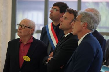 Emmanuel Macron découvre les lieux en compagnie de Jacques Fredj (à droite, de profil) et Serge Klarsfeld (à gauche) 