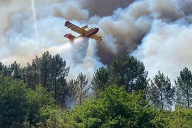 Photo prise près de La Teste-sur-Buch, en Gironde. Près de six jours après le début des incendies, les deux gigantesques feux de forêt ont ravagé près de 11.000 hectares de végétation et ne sont toujours pas fixés, selon un dernier bilan de la préfecture publié dimanche midi.