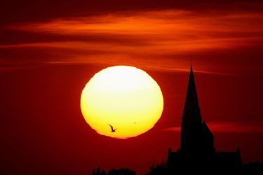 Le coucher de soleil à Oisy-le-Verger, France, le 14 juillet 2022.