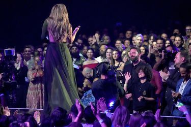 Jennifer Lopez sur scène aux iHeartRadio Music Awards face à Ben Affleck et sa fille Emme, le 22 mars 2022 à Los Angeles. 
