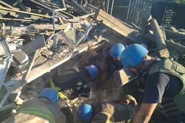 Les sauveteurs libèrent un homme des ruines d'un immeuble résidentiel détruit par une frappe militaire russe, dans la ville de Toretsk, région de Donetsk, le 18 juillet 2022.