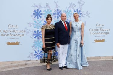 Le prince Albert II et son épouse la princesse Charlène, avec Camille Gottlieb (fille de la princesse Stéphanie), au gala de la Croix-Rouge monégasque, le 18 juillet 2022.