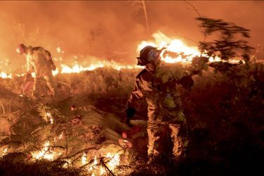  À Balizac, un pompier allume un contre-feu, appelé « feu tactique »,  à l’aide  d’un mélange de gasoil et d’essence pour contrer l’incendie de Landiras. Le 17 juillet.