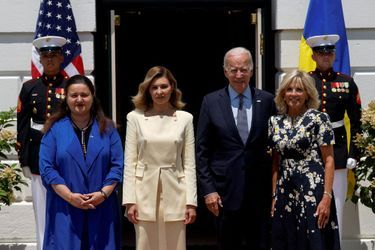 Les premières dames américaines et ukrainiennes ont posé sur le perron aux côtés du président Joe Biden et de l’ambassadrice ukrainienne aux Etats-Unis, Oksana Markarova.