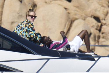 Adele et son fiancé Rich Paul photographiés lors de leurs vacances en Italie, à Porto Cervo, le 19 juillet 2022.