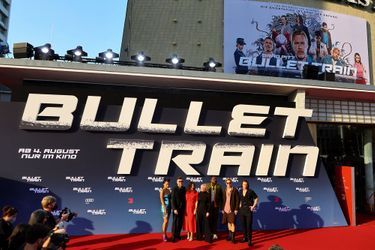 Brad Pitt, Joey King, Zazie Beetz, Brian Tyree Henry, Aaron Taylor-Johnson, le réalisateur David Leitch et sa femme Kelly McCormick à l'avant-première du film "Bullet Train" à Berlin, le 19 juillet 2022. 