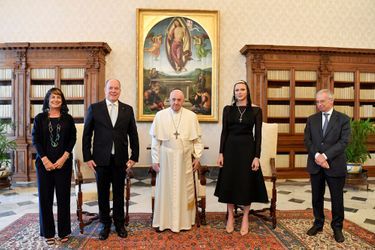 Le prince Albert et son épouse la princesse Charlene en visite au Vatican, lors d'une audience privée avec le pape François, le 20 juillet 2022. 