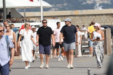 James Corden et sa femme Julia Carey, accompagnés de Sofia Richie et son fiancé Elliot Grainge se promènent dans les rues de Saint-Tropez le 16 juillet 2022.