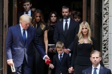 Donald Trump et sa fille Ivanka, entouréS notamment de Donald Jr. et Melania Trump.