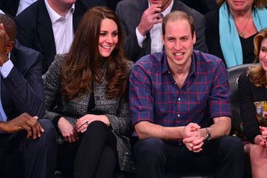 Kate Middleton (enceinte) et le prince William assistent à un match de basket à New York, en 2014. 