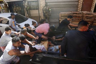 Les autorités ont affirmé que leurs unités avaient été "violemment attaquées", avec des tactiques "militaires et de guérilla", au cours de l'opération, et ont accusé certains criminels présumés d'avoir utilisé des civils comme boucliers humains.