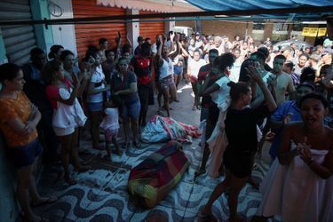 Le président Jair Bolsonaro a de son côté regretté la mort du policier, Bruno de Paula Costa, sans évoquer les autres défunts. "Il est mort après un affrontement avec des bandits", a déclaré le chef d'Etat d'extrême droite lors de sa traditionnelle émission sur les réseaux sociaux, dans laquelle il s'est par ailleurs plaint des supposées difficultés judiciaires rencontrées par les autorités pour mener des opérations dans les favelas.
