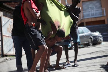 Les autorités avaient auparavant expliqué que l'opération avait pour but de freiner la "politique expansionniste" des gangs du Complexo do Alemao dans "divers points de l'Etat de Rio de Janeiro".