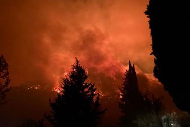 Le feu italien le plus important se trouve en Toscane près de Massarosa, où 860 hectares ont déjà brûlés et un millier de personnes ont dû être évacuées. 