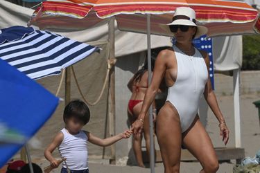 Eva Longoria et son fils, Santiago, le 18 juillet 2022 à Marbella.