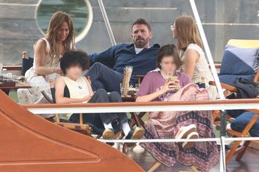 Ben Affleck et Jennifer Lopez ont fait une croisière sur la Seine samedi, entourés de leurs enfants.
