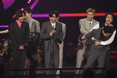 BTS lors des American Music Awards, a remporté le trophée d'artistes de l'année.