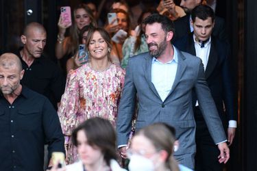 Ben Affleck et Jennifer Lopez, à la sortie de leur hôtel à Paris, samedi.