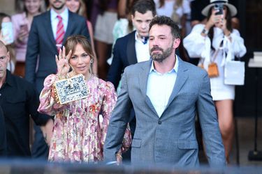 Ben Affleck et Jennifer Lopez, à la sortie de leur hôtel à Paris, samedi.