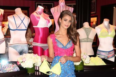 Le top-model Taylor Hill présente les «bralettes»  Victoria's Secret.