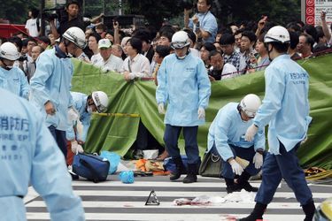 Les secouristes sur les lieux du drame, le 8 juin 2008 à Tokyo.