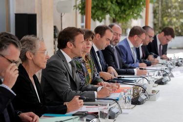 Emmanuel Macron entouré de la Première ministre Elisabeth Borne et de la ministre des Affaires étrangères et européennes Catherine Colonna, le 25 juillet 2022 à Paris.