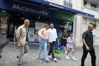 Jennifer Lopez et Ben Affleck à la sortie de Micromania, dans le XVIIème arrondissement de Paris, le 25 juillet 2022.