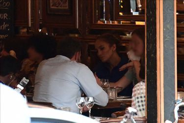 Jennifer Lopez et Ben Affleck, accompagnés de leurs enfants, sont allés manger une glace chez Bertillon, après avoir dîné à la Brasserie Lipp, le 25 juillet 2022.