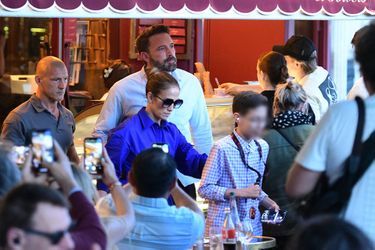 Jennifer Lopez et Ben Affleck, accompagnés de leurs enfants, sont allés manger une glace chez Bertillon, après avoir dîné à la Brasserie Lipp, le 25 juillet 2022.