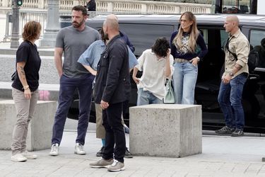 Ben Affleck et sa femme Jennifer Affleck (Lopez) poursuivent leur lune de miel à Paris, le 26 juillet 2022. Le couple a profité d'une virée au Louvre avec ses enfants Seraphine, Max et Emme.