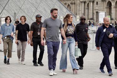 Ben Affleck et sa femme Jennifer Affleck (Lopez) poursuivent leur lune de miel à Paris, le 26 juillet 2022. Seraphina, la fille de l'acteur, les a accompagnés au Louvre. 