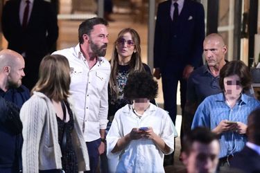 Ben Affleck et sa femme Jennifer Affleck (Lopez) poursuivent leur lune de miel à Paris avec leurs enfants respectifs Seraphina, Maximilian et Emme, le 26 juillet 2022. La famille quitte l'Hôtel de Crillon. 