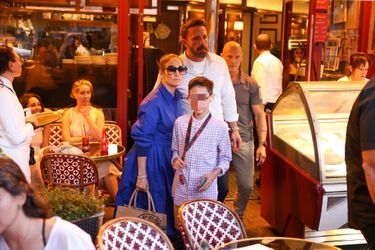 Ben Affleck et sa femme Jennifer Affleck (Lopez) poursuivent leur lune de miel à Paris, le 26 juillet 2022. Le couple au Café de Flore avec Max, le fils de la chanteuse. 