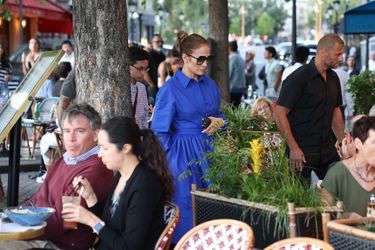 Ben Affleck et sa femme Jennifer Affleck (Lopez) poursuivent leur lune de miel à Paris, le 25 juillet 2022. Le couple au Café de Flore avec Max, le fils de la chanteuse. 