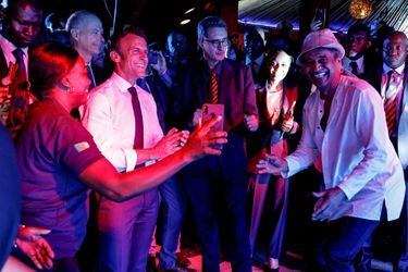 Emmanuel Macron s'est rendu au «village» crée par le tennisman Yannick Noah à Yaoundé.